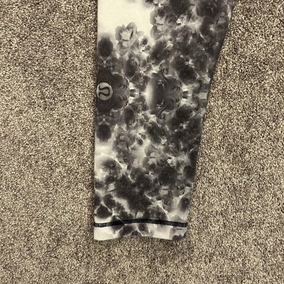 Lululemon Women's Leggings Capri Active Floral Stretch Printed Logo Size 6 - Picture 7 of 13